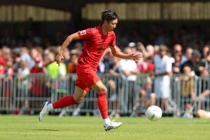 记者：拜仁后卫伊藤洋辉3月拓骨骨折后首次重返球场进行跑步训练