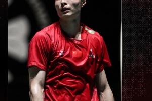 石宇奇2-0击败卫冕冠军翁泓阳，晋级中国羽毛球公开赛男单16强