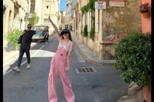 主持BaoBao晒照：一波明信片请查收，来自南法的悠长夏日