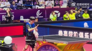 乒超第二阶段，王楚钦战胜对手后，现场粉丝高喊“王楚钦你最棒”