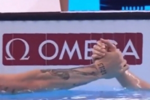 赢得尊重！查尔莫斯今日主动跟潘展乐握手，奥运期间曾发生小误会