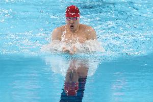 游泳世锦赛男子50米蛙泳预赛，覃海洋晋级半决赛孙佳俊止步