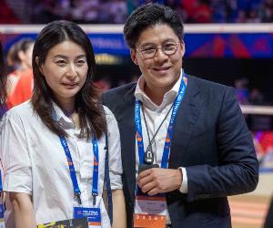 祝贺！郭晶晶、陈若琳领取国际游泳名人堂奖杯