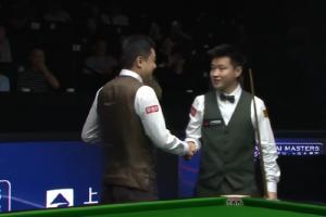 致敬老前辈！赵心童赛后与丁俊晖握手后，示意现场观众为其鼓掌