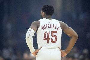 得支棱起来啊！米切尔上半场7投3中仅得8分 球队落后尼克斯15分