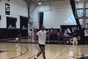 米切尔和特雷-杨一起打野球，这三分真是刷刷进