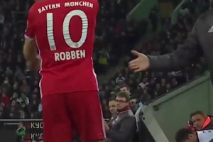 怀念那支拜仁！罗本被换下场感到气愤，替补席上笑声不停！