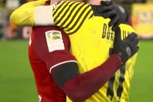 老友重逢名场面：罗伊斯与莱万相视一笑！