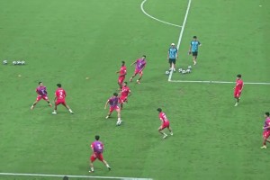 现场国安球迷：中场休息看看人家的替补训练，再看看自己的