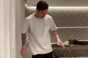 不属于地球的球感！名场面：梅西当年回应哈维的颠卷纸挑战！