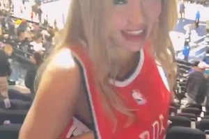 还能这样换的性感女登蜜衣服穿反了，不用脱直接转过球衣了~